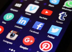 social listening vs social monitoring
